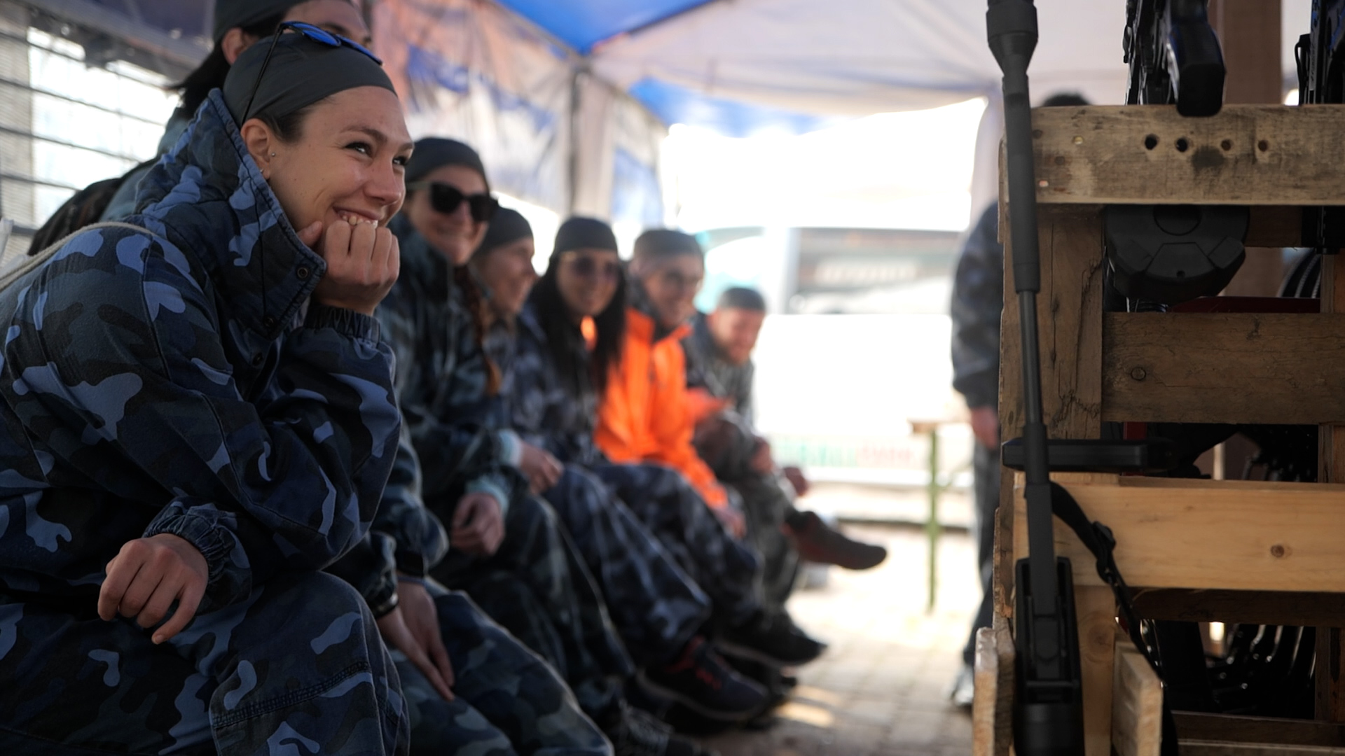 Un gruppo di giocatori riunito nell’area briefing prima della partita